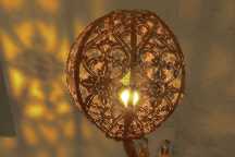 Lampe en métal ciselé